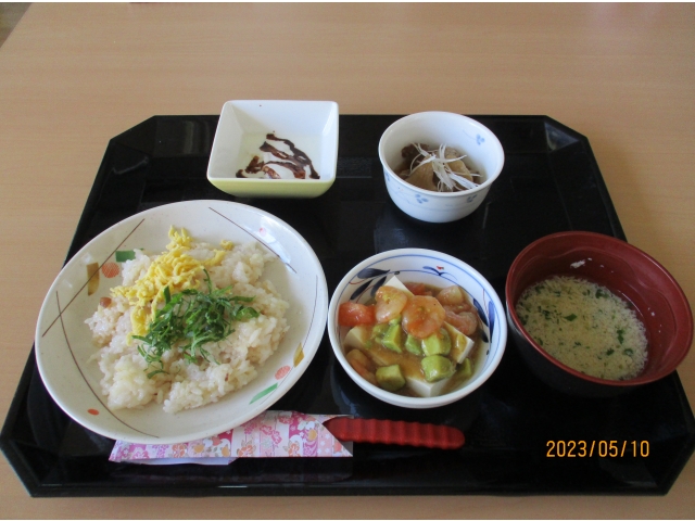 本日は、てこね寿司、かき玉汁、牛すじ煮込み、豆腐サラダ、チョコバナナヨーグルトでした、