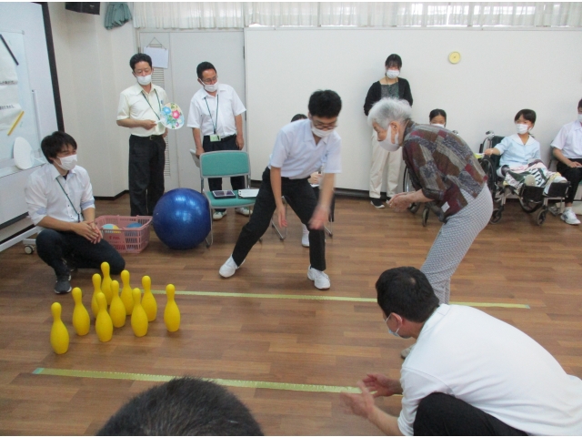 学生さん考案のボーリングゲーム、玉の大きさはルーレットで決まります