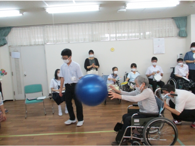 大きなボールが当たると大盛り上がり