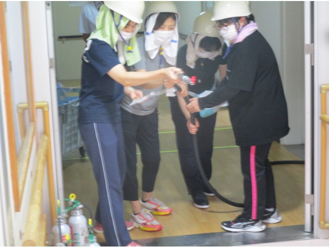 屋内消火栓を使用し、消火訓練も行いました。