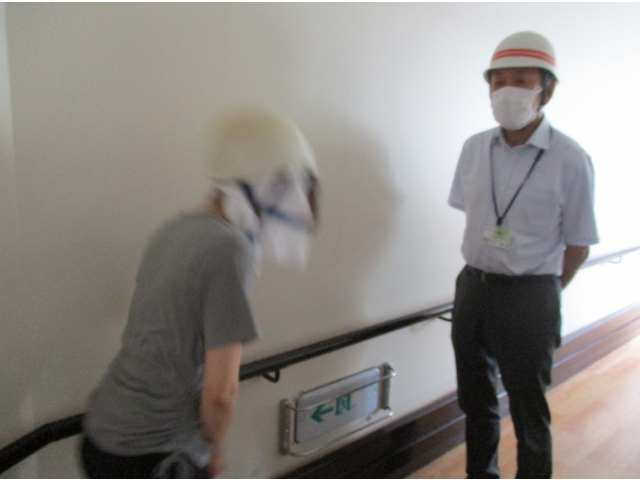 利用者様の避難誘導が完了したことを、隊長である苑長に報告しました。