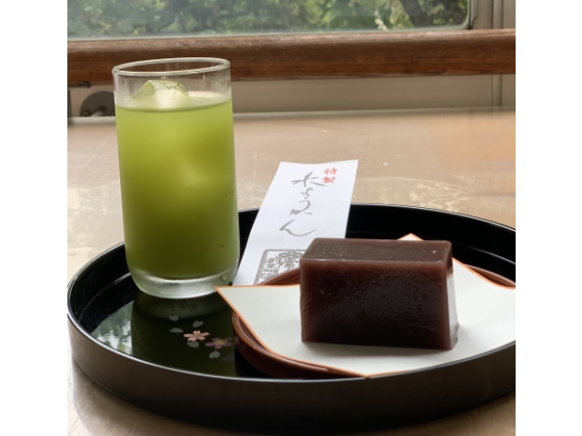 グリーンティと水ようかんです。