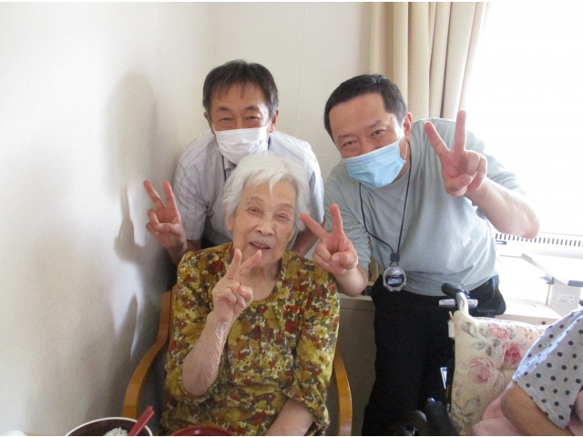 ８月生まれの方３人での記念撮影です。