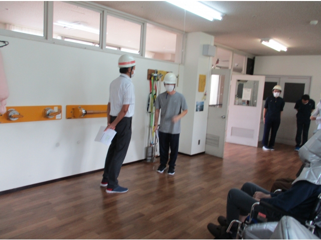 点呼確認後、全員無事に避難できたことを隊長（苑長）に報告しました。