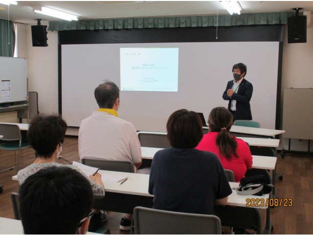 具体的な事例も交えながら、実際の介護現場で起こりえる場面を、リスク回避の視点で考えることなどを教えて頂きました。