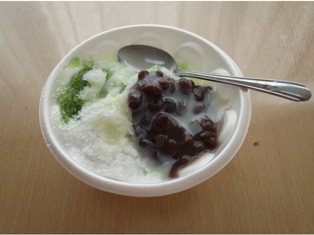 抹茶につぶあんがたくさん乗った特製のかき氷です。