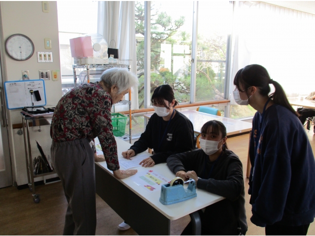 実習生が協力して、受付を行いました。