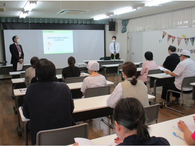 分かりやすいスライドと講義の後、手洗いの実技も行いました。