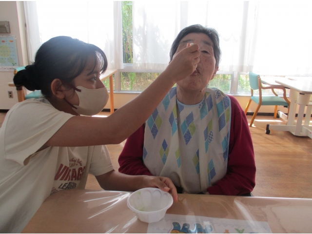 実習生さんと楽しく会話しながら召し上がっていました。