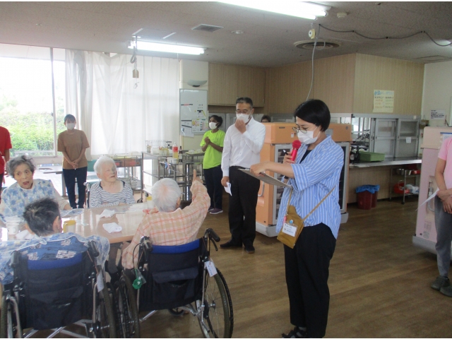 相談員の司会進行で、苑長からの祝辞と9月生まれのご利用者様の紹介後、拍手と乾杯でお祝いしました。