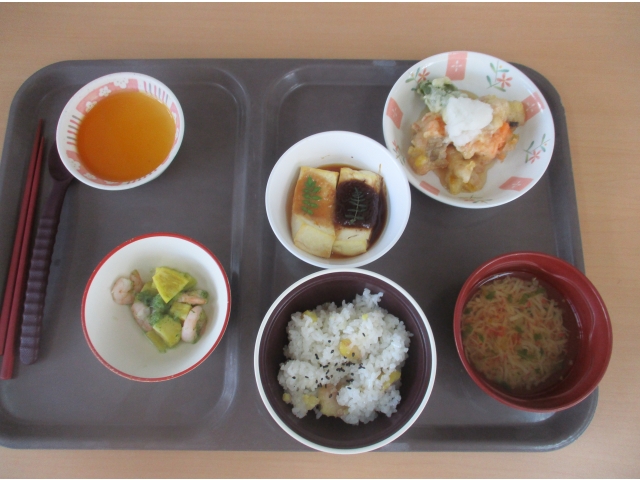 本日のメニューです。栗ご飯など秋の味覚も召し上がりました。