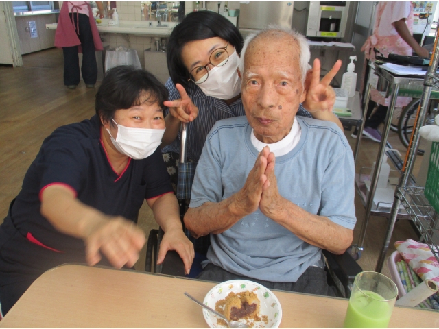 礼儀正しく、手を合わせてから召し上がりました。