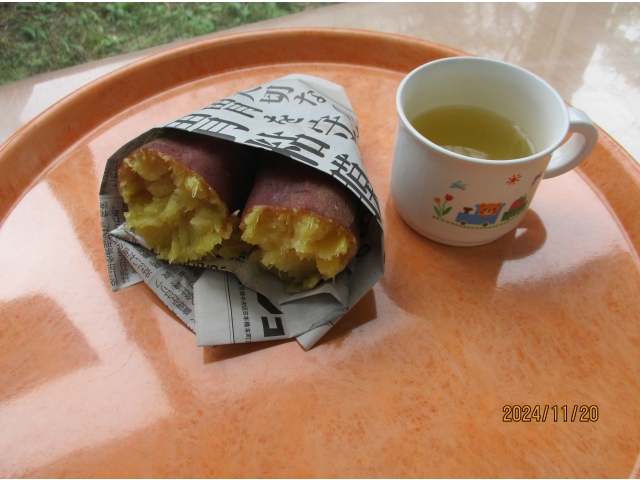 焼き芋を新聞紙にくるんで、お茶と一緒に召し上がりました。