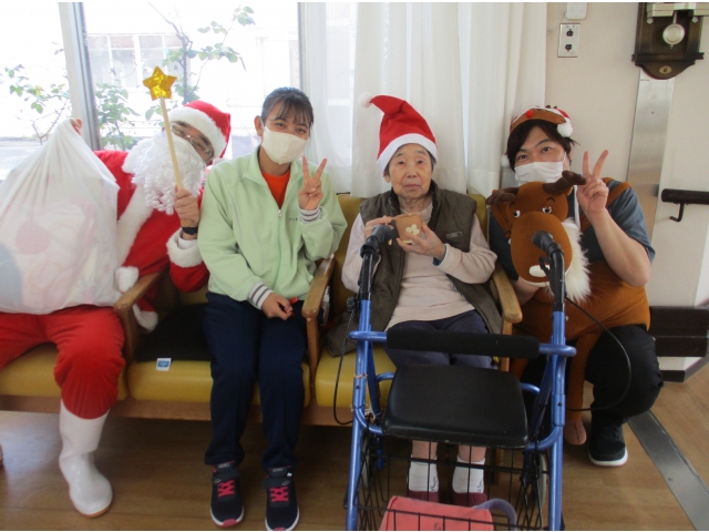 サンタさんの帽子がよくお似合いです。