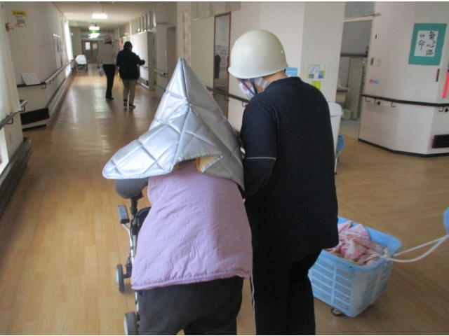 防災頭巾をかぶり、避難場所まで誘導しました。