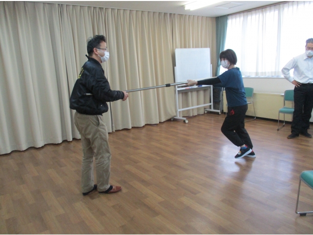 実際にさすまたの実技指導がありました。