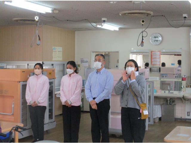 一般棟の食堂でも、大勢のご利用者様と職員の前で、苑長の紹介の後、自己紹介をしました。