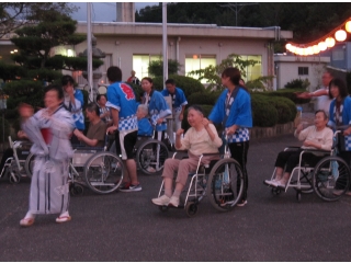 踊ってます