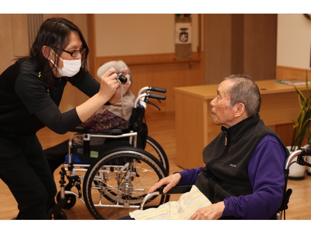 レクリエーション中1枚撮っていたので、「撮る人を撮る」( ●≧艸≦)