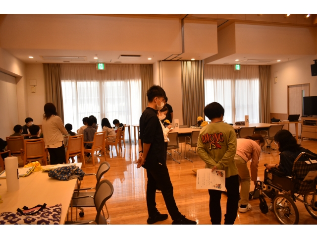 各々グループに分かれ体験中😄