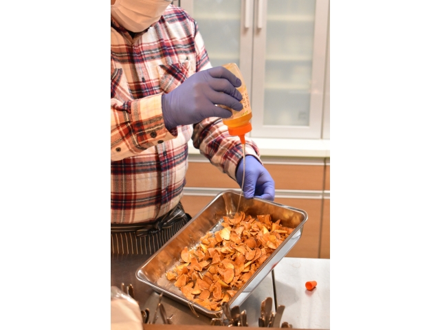 提供前のさつまいもチップスにはちみつをかけるマスター😯