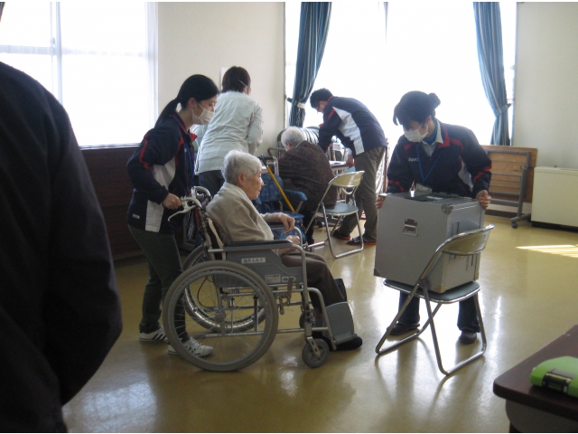 記載後は投票箱へ。