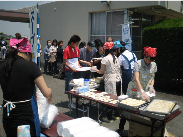 模擬店では、沢山の方が並びました。