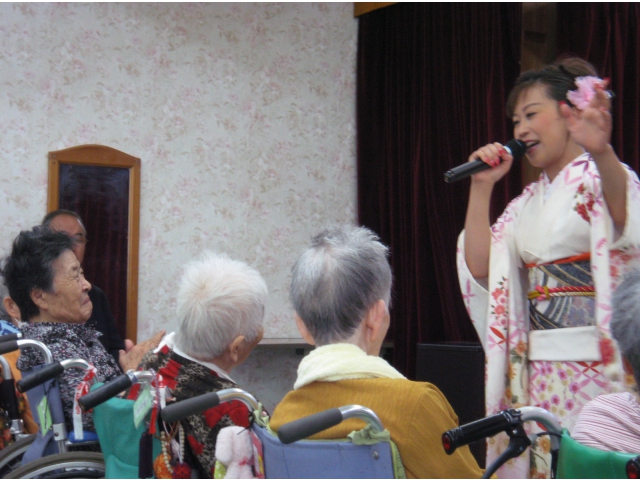 利用者さんの目の前で唄って頂きました。