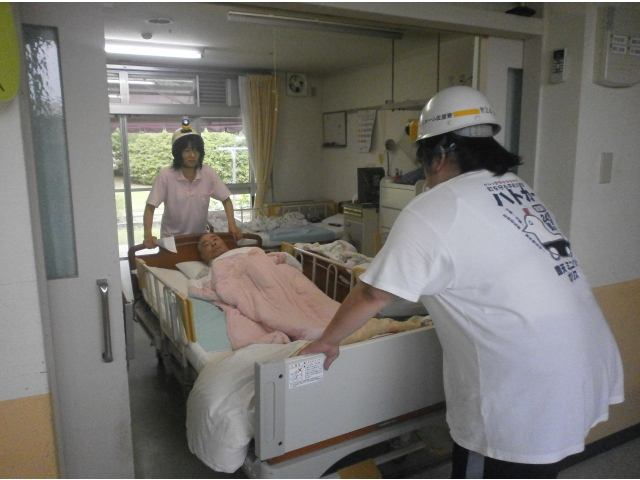 火災現場から利用者さんを安全な場所へ誘導します。