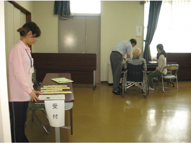 投票の様子です。受付を通り記載所へ。