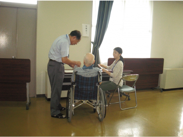 記載が済み、これから投票箱へ向かいます。