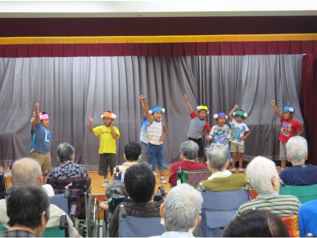 歌に合わせて踊りを披露！