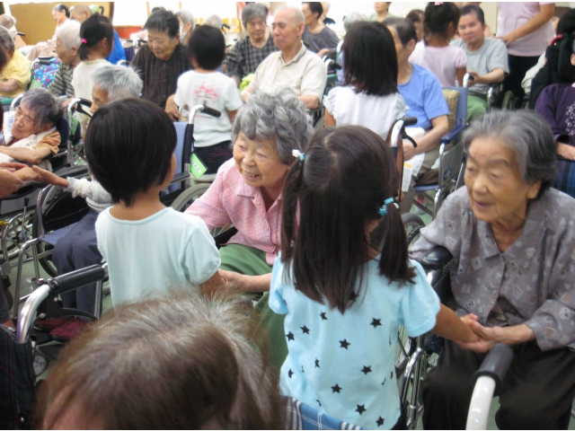利用者との触れ合い手遊び。笑顔がこぼれます。