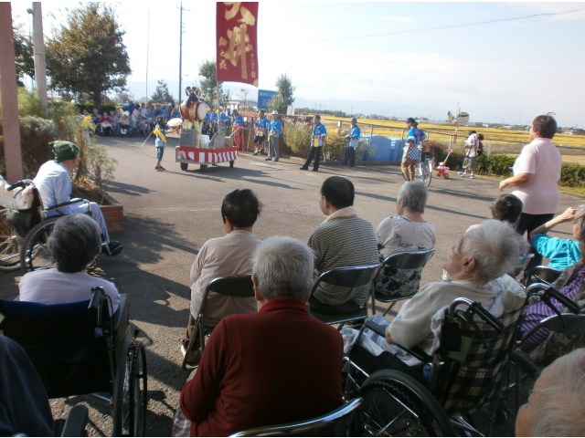 神楽太鼓の演奏に聴き入りました。