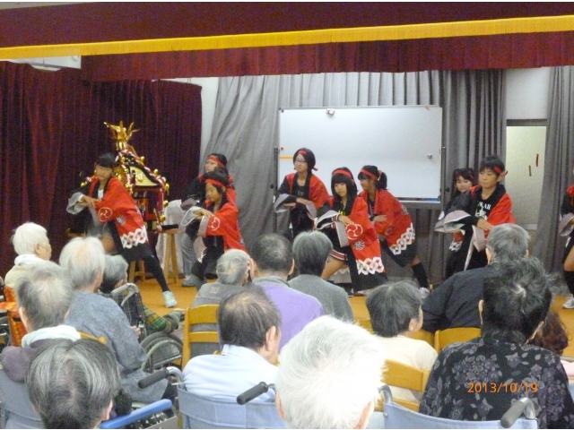 まずは子供会の皆さんによる踊りを披露！