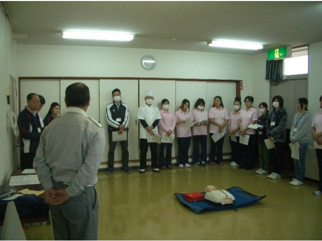 消防署員によるＡＥＤ使用による救急救命についての説明です。