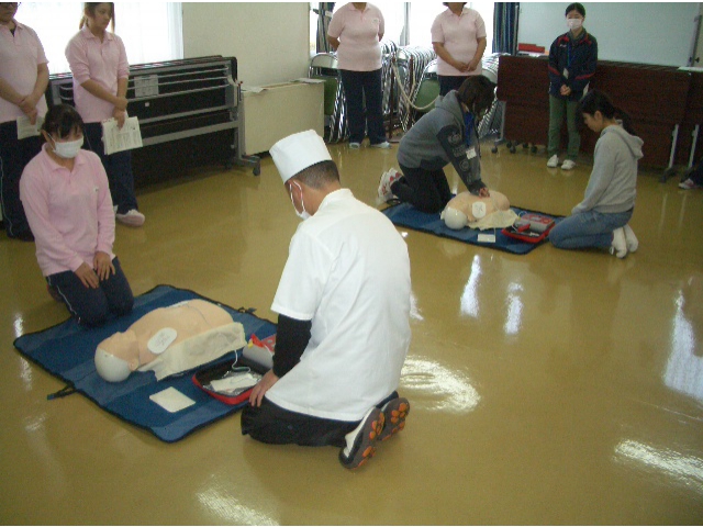 職員のＡＥＤ訓練で解析中の様子です。