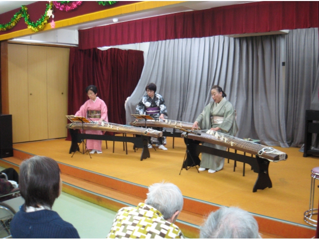 時折、歌も交えながらの演奏です。