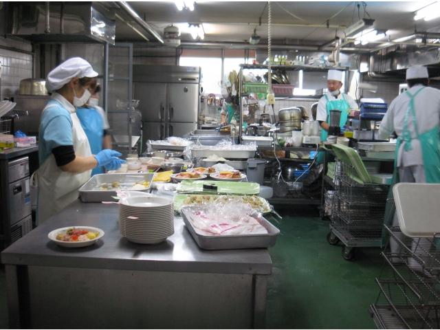 事前準備に厨房内は大忙し。