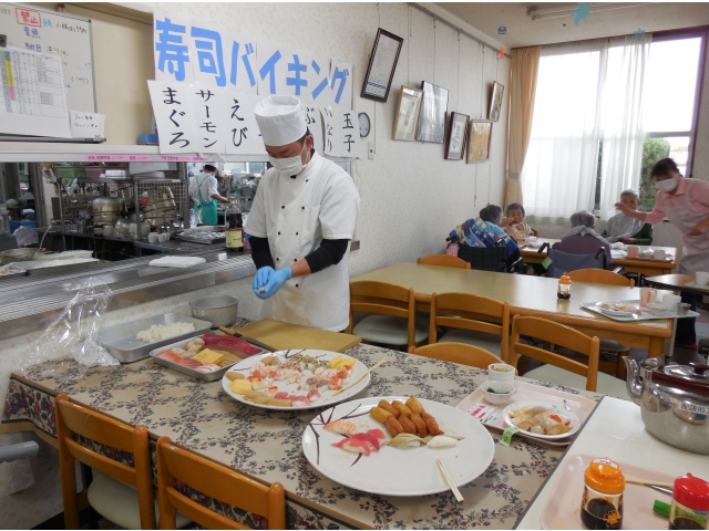 皆さんの前で沢山握っています。