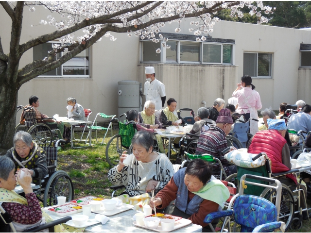 外で食べる弁当はおいしいですね。