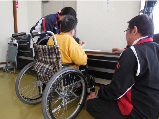投票用紙を受け取り記載所へ！