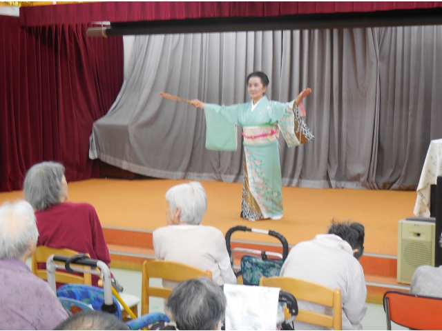 華やかな踊り、ありがとうございます。