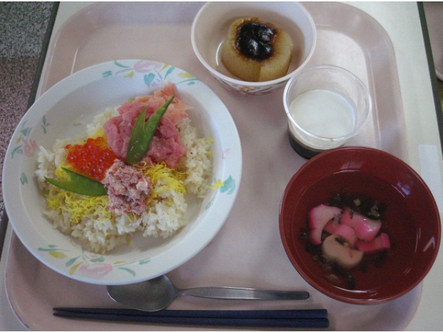 普通食　ｶﾆ身、ﾈｷﾞﾄﾛ、いくらがのっています
