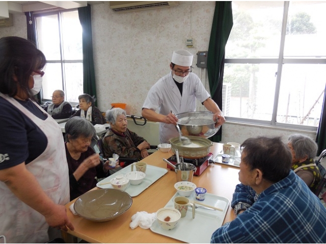 最後の仕上げは調理師にお任せ