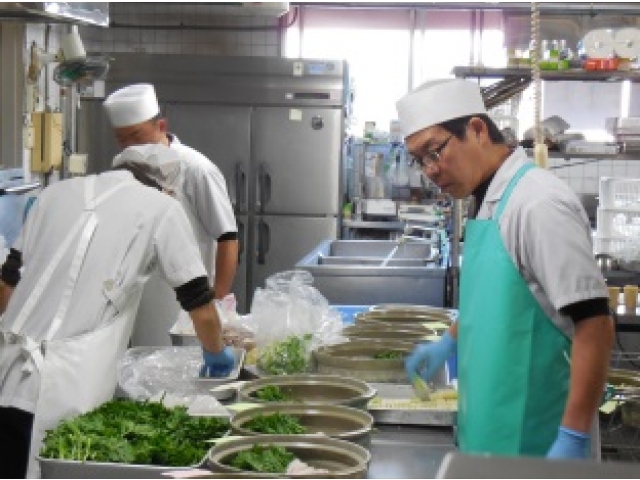 一つ一つ丁寧に盛り付けしています