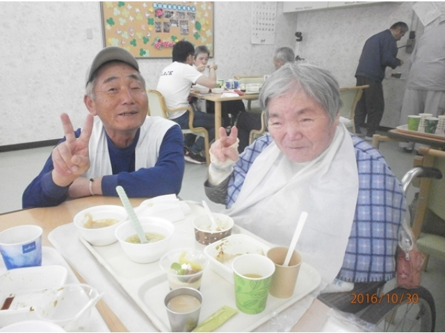 笑顔でピースサイン