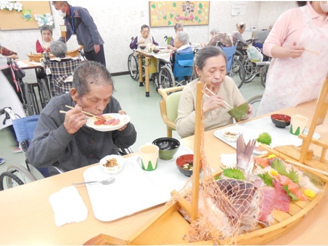 捌いたばかりの刺身はうまい