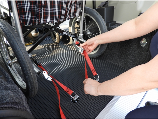 しっかり車椅子をロックします。