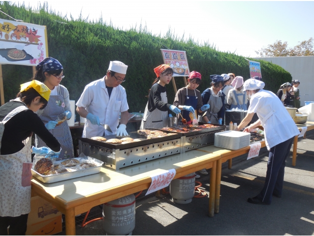 鉄板でお好み焼き！